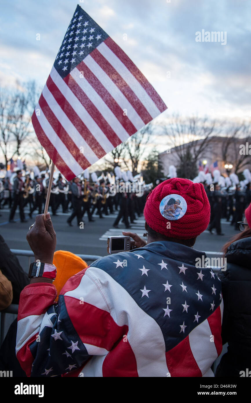Die Eröffnungsparade 2013 in Washington, D.C. zeigt die US-Flagge Stars and Stripes, während sie während der Amtseinführung des 44. Präsidenten der Vereinigten Staaten die Pennsylvania Avenue hinunterzieht. Stockfoto