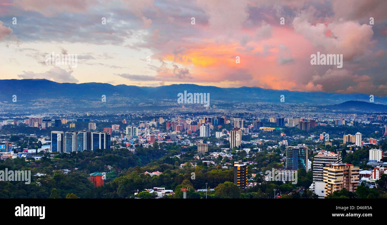 Guatemala-Stadt bei Sonnenuntergang Stockfoto