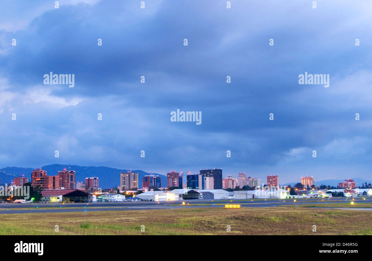 Guatemala-Stadt bei Sonnenuntergang gesehen aus dem Rollfeld am Flughafen La Aurora Stockfoto