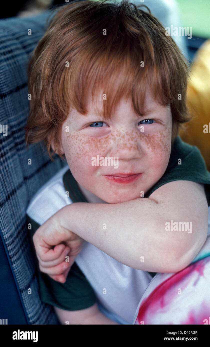 Eine junge rothaarige Sommersprossen-faced American Boy lächelt in die Kamera. Stockfoto