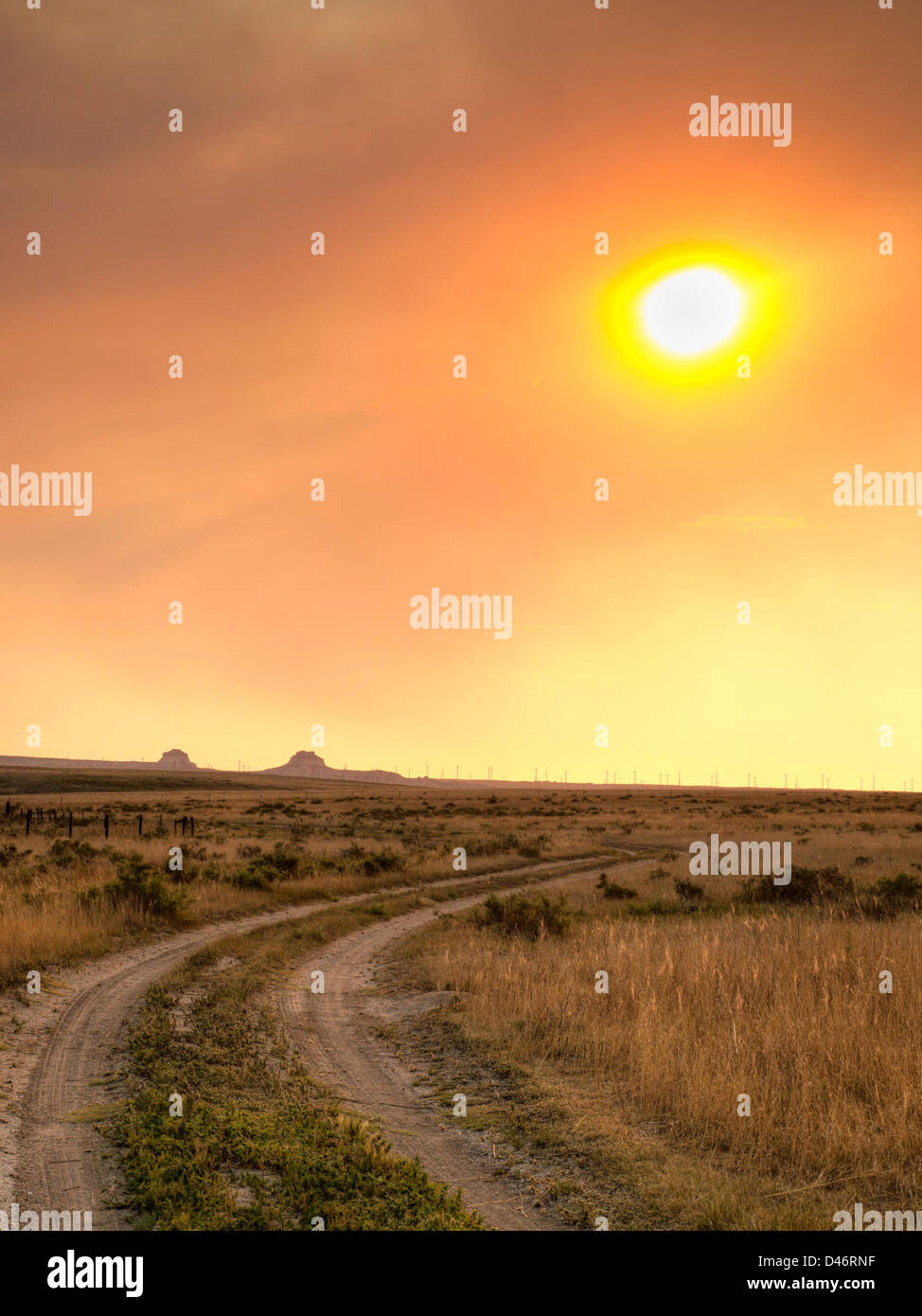 Dramatischen Sonnenuntergang am Pawnee National Grassland im Weld County, des nordöstlichen Colorado. Stockfoto