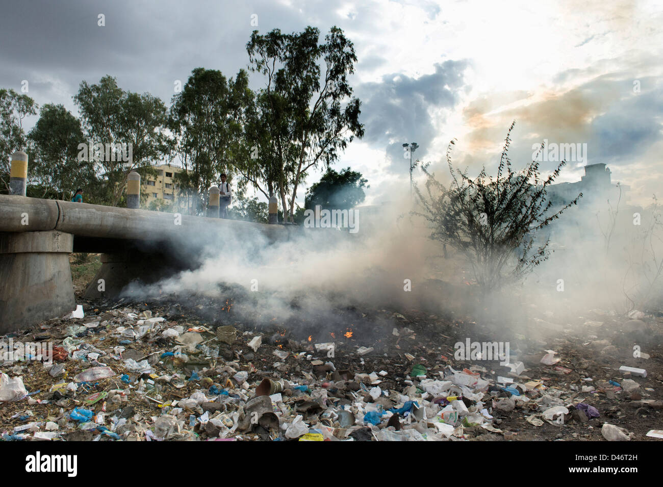 Hausmüll auf der Straße verbrannt. Andhra Pradesh, Indien Stockfoto