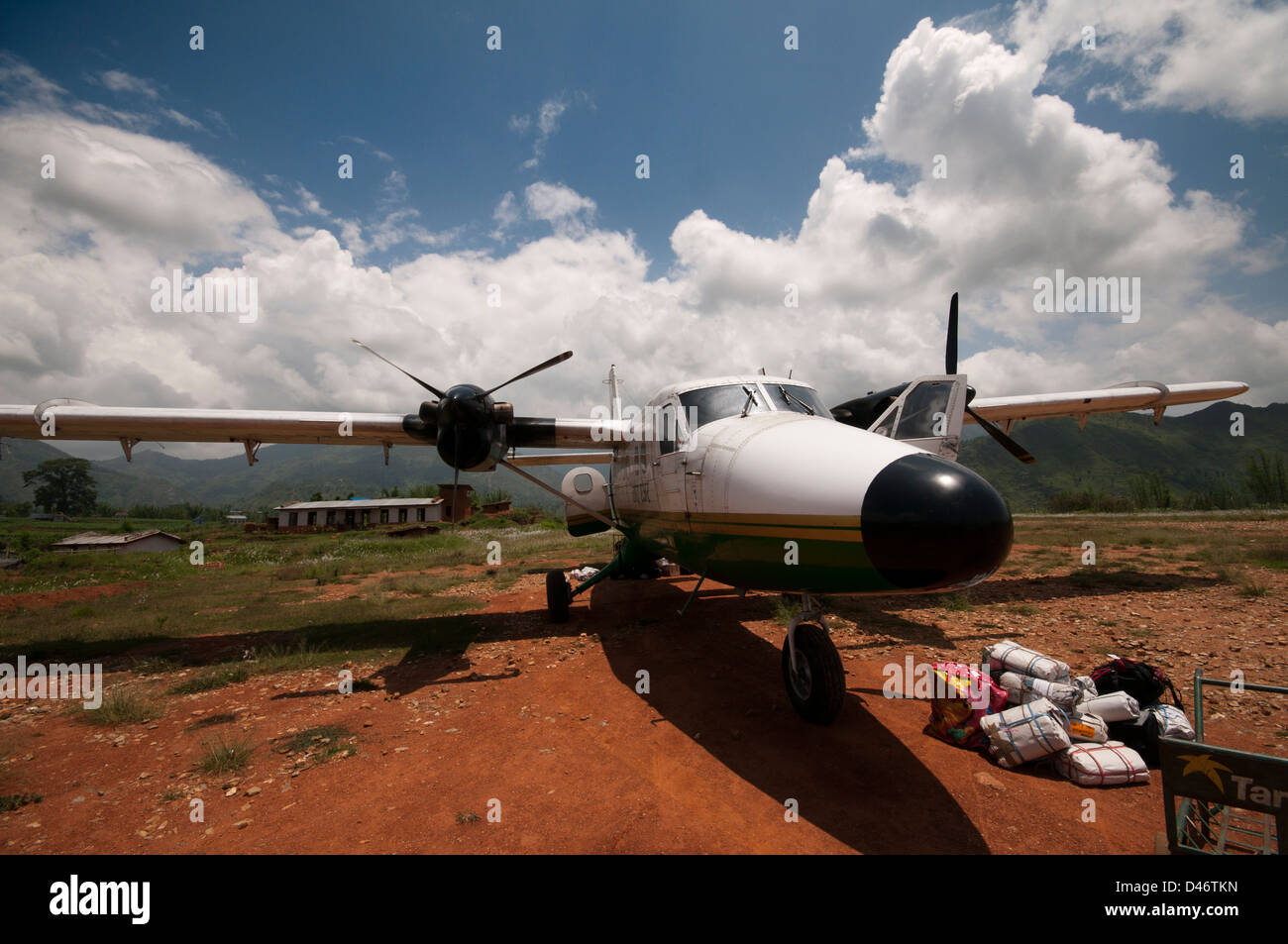 Flugzeug Landung auf ländlichen Start-und Landebahn in Ost-Nepal Stockfoto