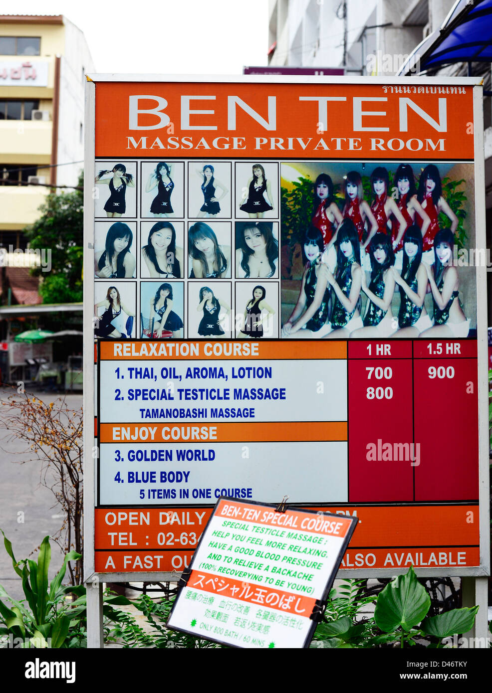 Besondere Hoden Massage und andere Massagen von einem Massagesalon in  Bangkok beworben Stockfotografie - Alamy