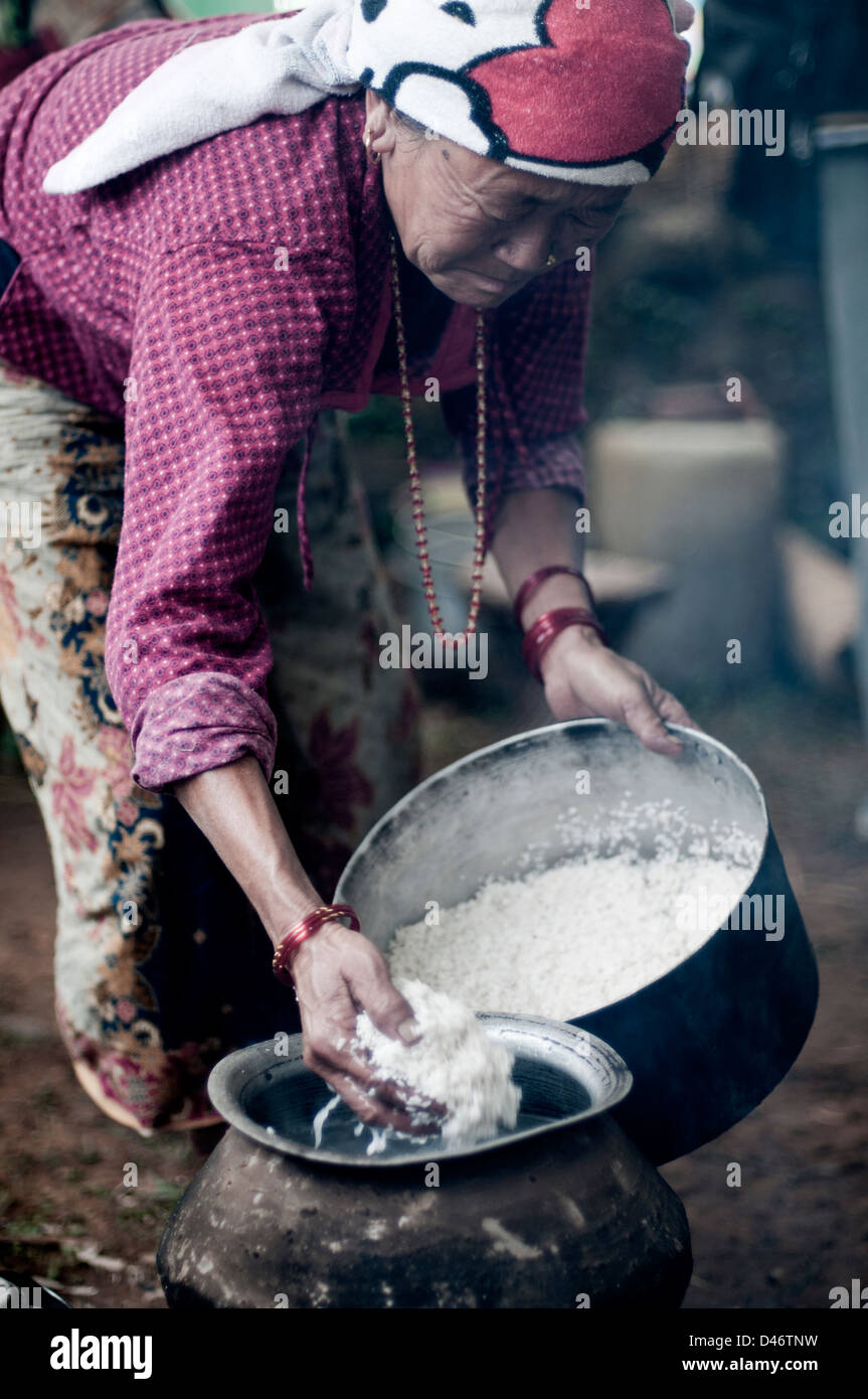Nepalesische Frau Kochen Reis oder dal Bhat für die Familie. Stockfoto