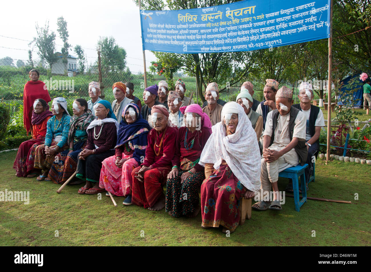 Alten nepalesischen Volkes Genesung von Katarakt-Operationen in Ost-nepal Stockfoto