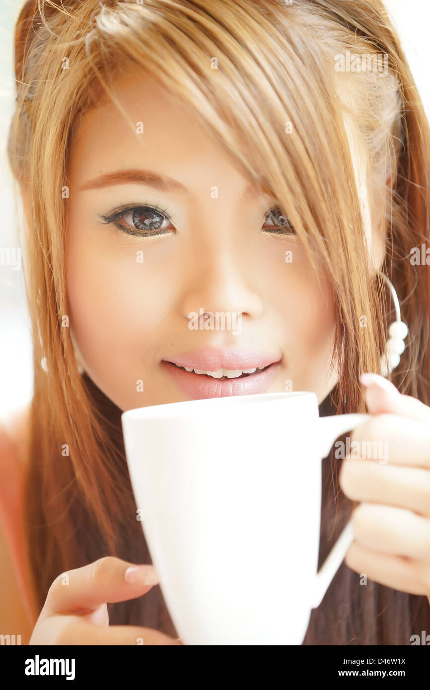 Closeup schöne Frau sitzen im Café halten und Kaffee trinken. Stockfoto