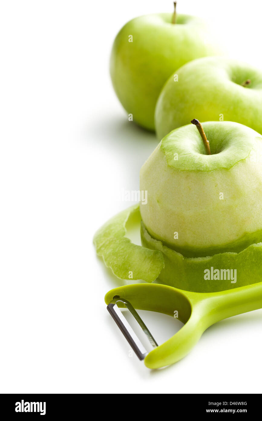 geschälten Apfel mit Sparschäler auf weißem Hintergrund Stockfoto