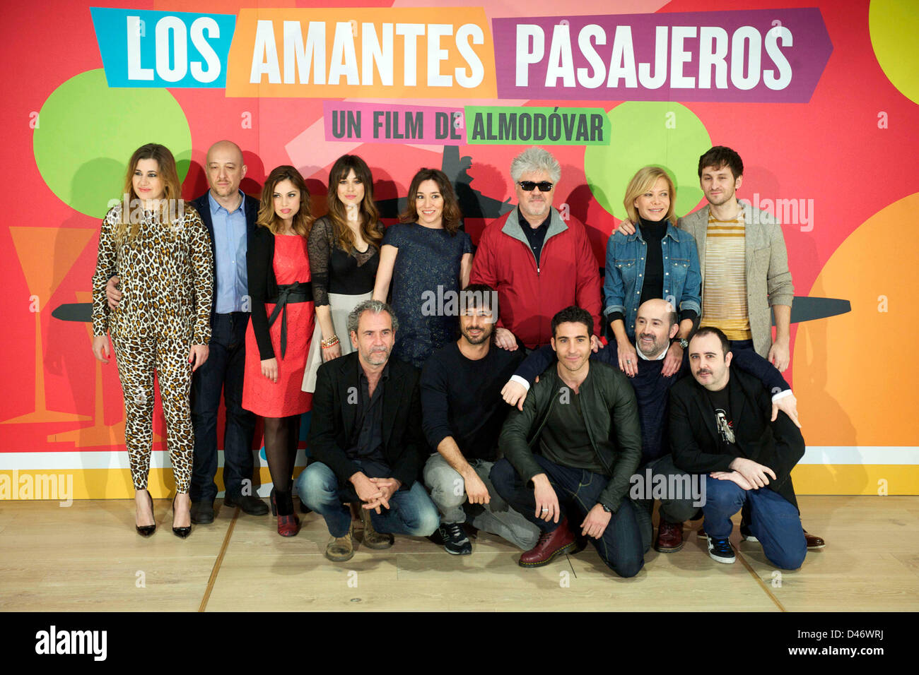 (Oben L-R) Pepa Charro, Jose Luis Torrijo, Laya Marti, Blanca Suarez, Lola Dueñas, Pedro Almodovar, Cecilia Roth, Raul Arevalo und (unten L-R) Guillermo Toledo, Hugo SIlva, Miguel Angel Silvestre, Javier Camara und Carlos Areces besuchen die "Los Amantes Pasajeros" Photocall im Espacio Fundacion Telefonica am 6. März 2013 in Madrid, Spanien. Stockfoto