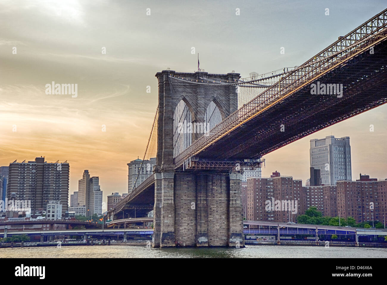 Die Brooklyn Bridge in der Nähe von Sonnenuntergang an einem heißen Sommerabend in New York City. Stockfoto
