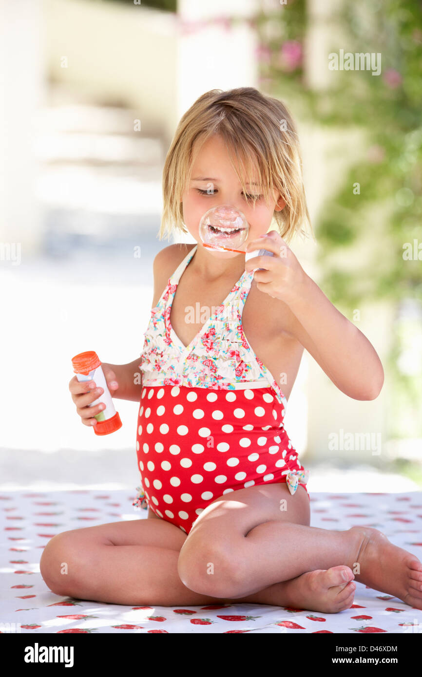 Mädchen tragen Badeanzug bläst Luftblasen Stockfoto