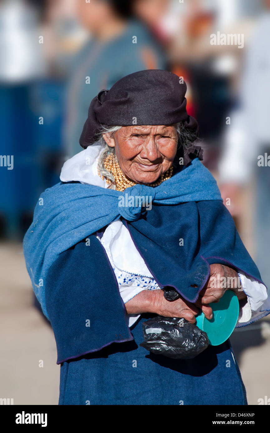 Eine ältere einheimische Frau in einem indischen Markt in der Stadt Otavalo, Equador. NMR Stockfoto