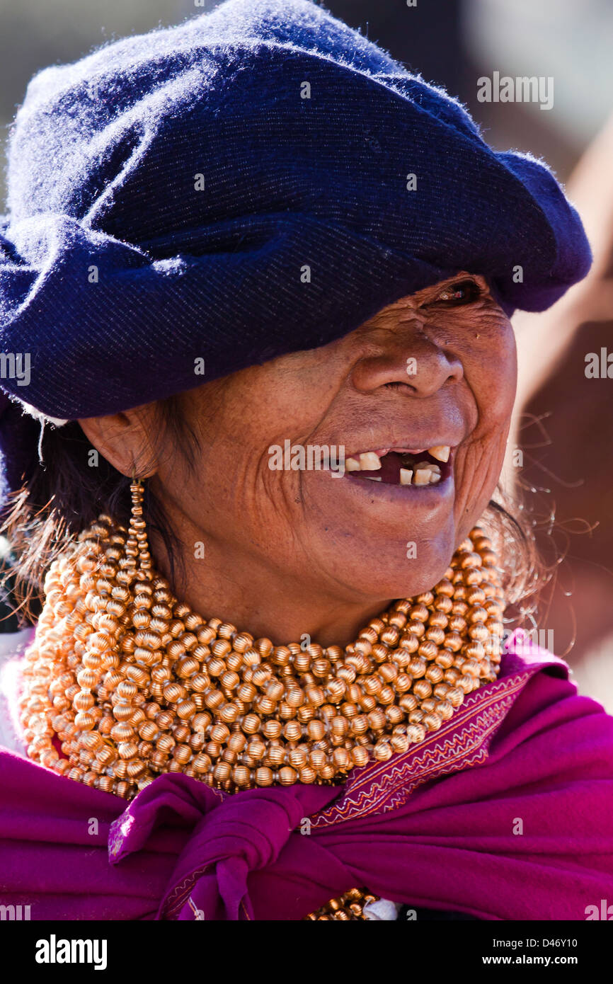 Eine ältere einheimische Frau in einem indischen Markt in der Stadt Otavalo, Equador. NMR Stockfoto