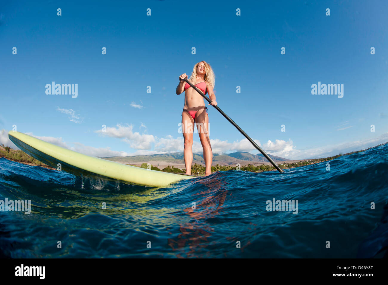 Surflehrer Tara Angioletti auf einem Stand up Paddle Board aus Kanu Netzmissbrauch, Maui. Hawaii. Stockfoto