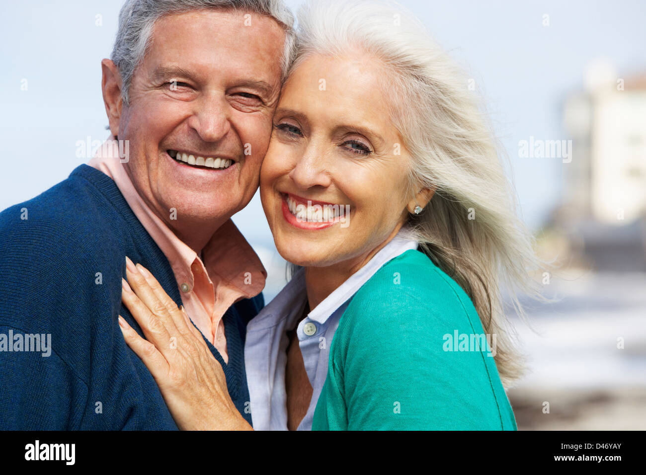 Romantische älteres paar umarmt am Strand Stockfoto