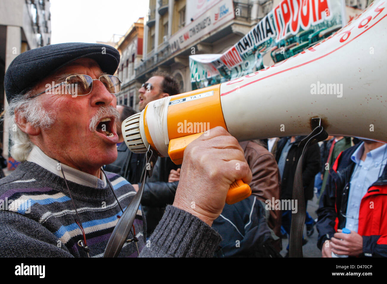 Bauern aus der ganzen Welt kamen Griechenland nach Athen, um gegen die neuen Steuermaßnahmen zu protestieren. Stockfoto