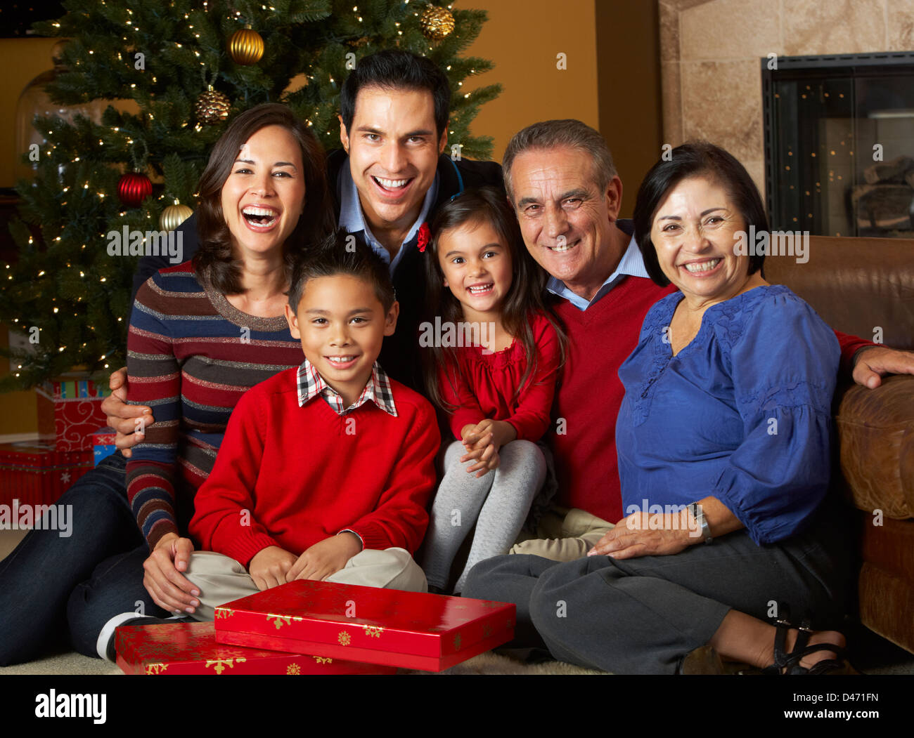 Multi-Generationen-Familie vor Weihnachtsbaum Stockfoto