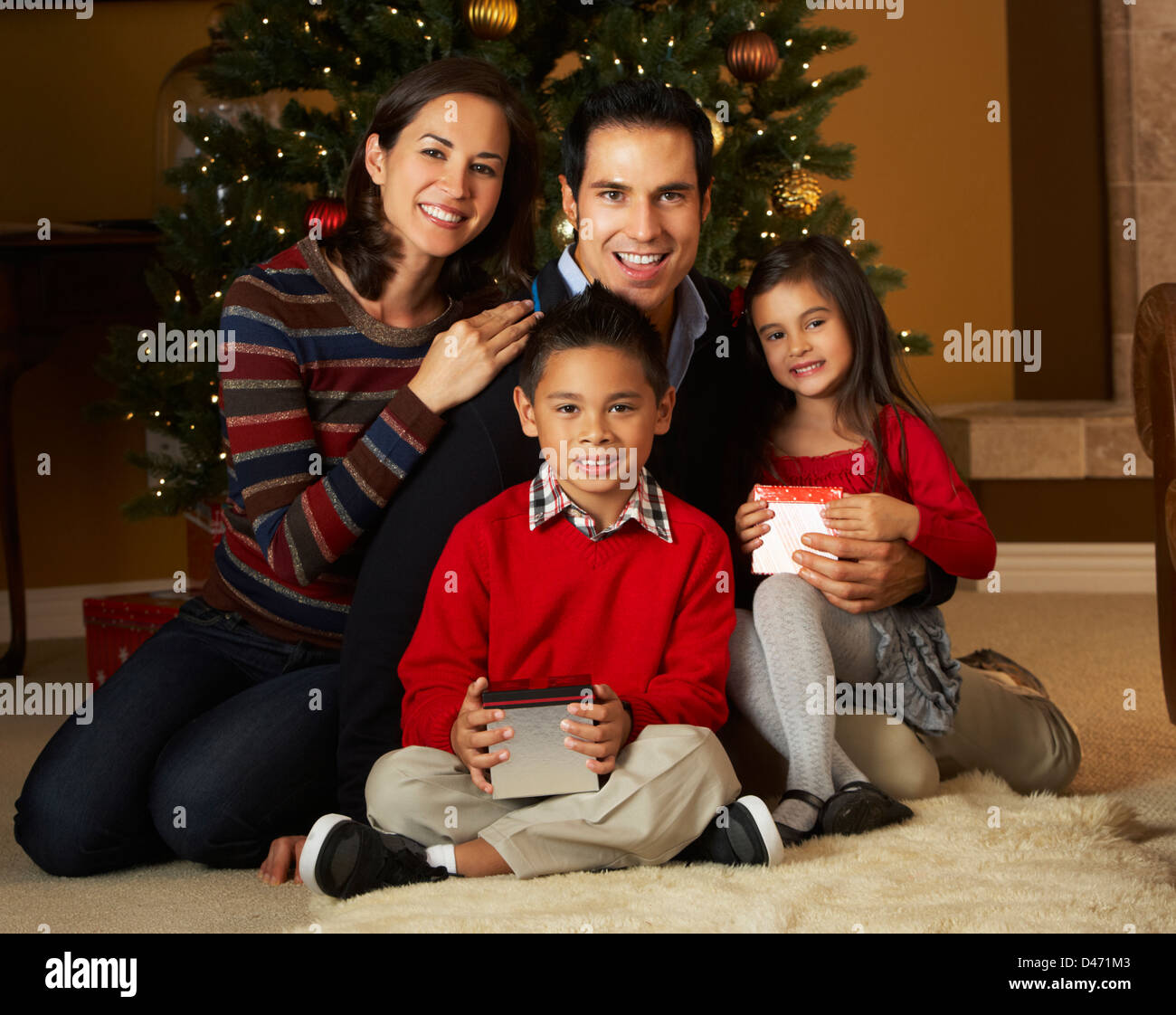 Familie vor Weihnachtsbaum Stockfoto
