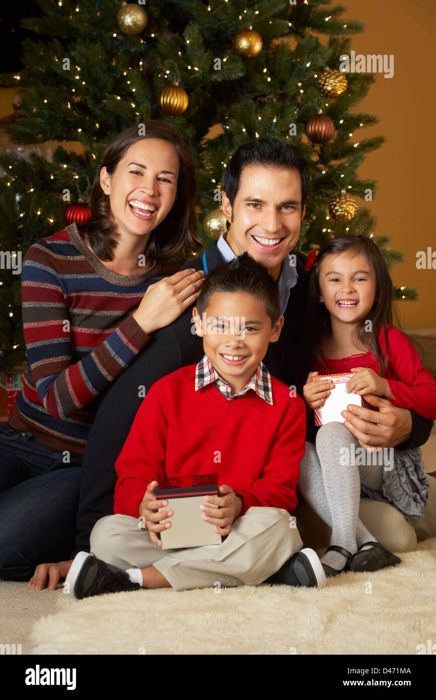 Familie vor Weihnachtsbaum Stockfoto