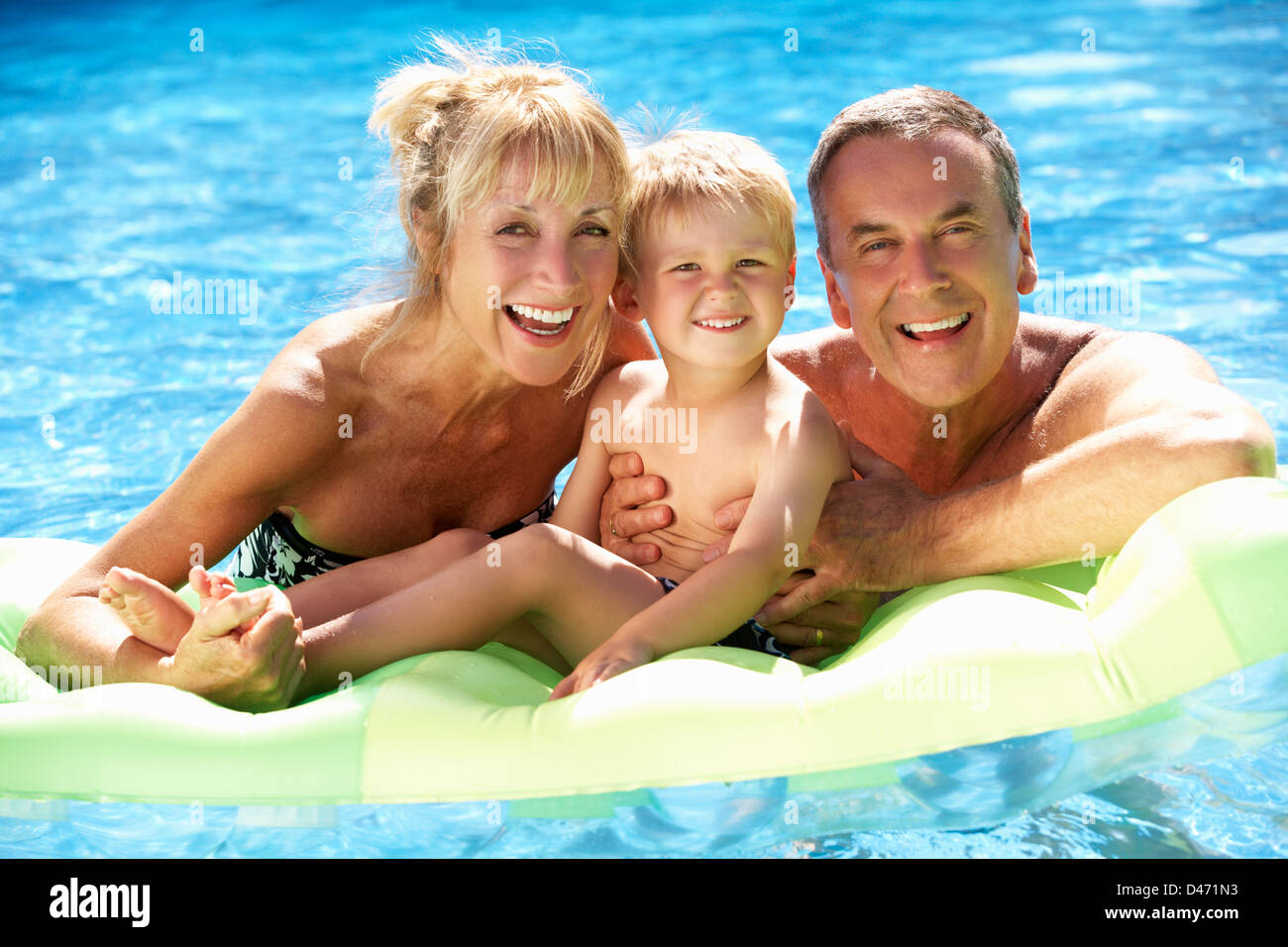 Großeltern und Enkel Spaß im Schwimmbad Stockfoto