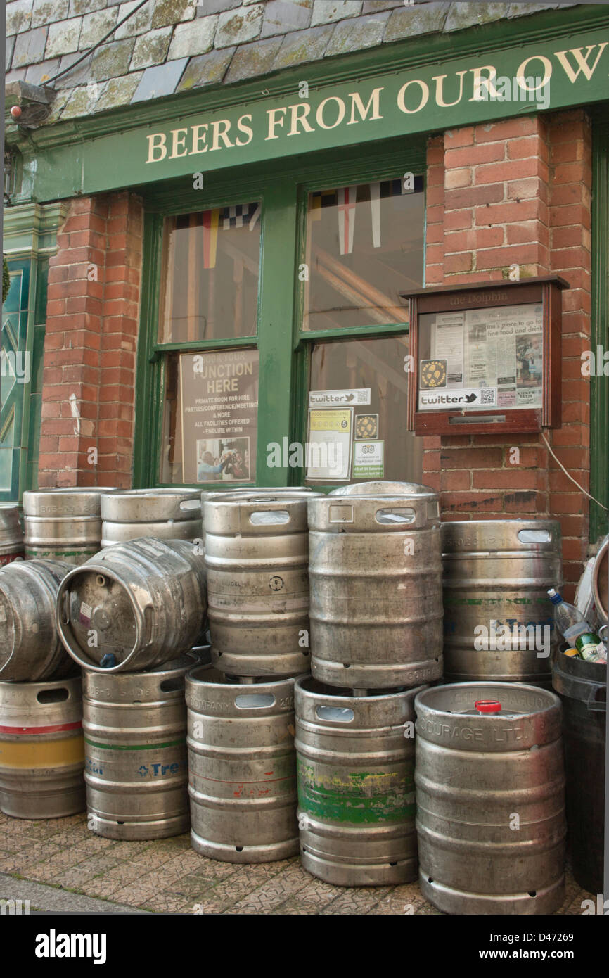 Leere Fässer außerhalb der Dolphin Inn in Market Street, Dartmouth, Devon, England, UK Stockfoto