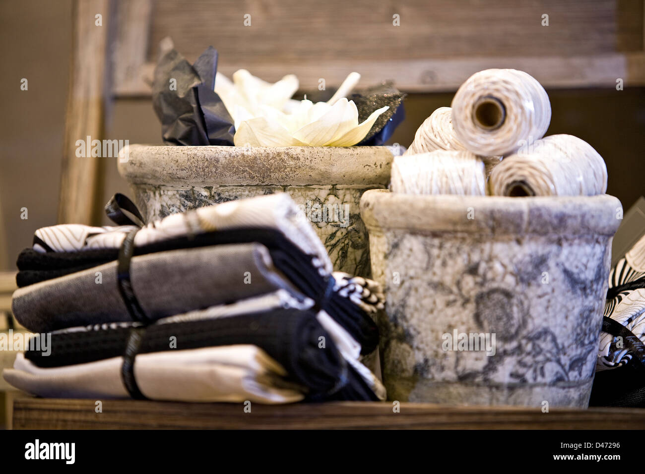 Innere Bild ordentlich gefaltet und gebunden Küchentücher neben Keramik Töpfe mit Rollen Schnur angebracht. Stockfoto