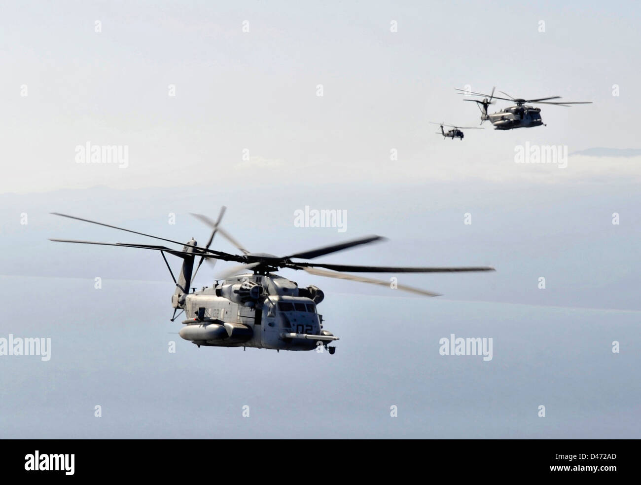 US Marinekorps CH-53 Super Hengst Hubschrauber Lage, aus einem Flugzeug der Air Force MC - 130 P bekämpfen Schatten während einer Mission 29. Januar 2013 über Dschibuti tanken. Stockfoto