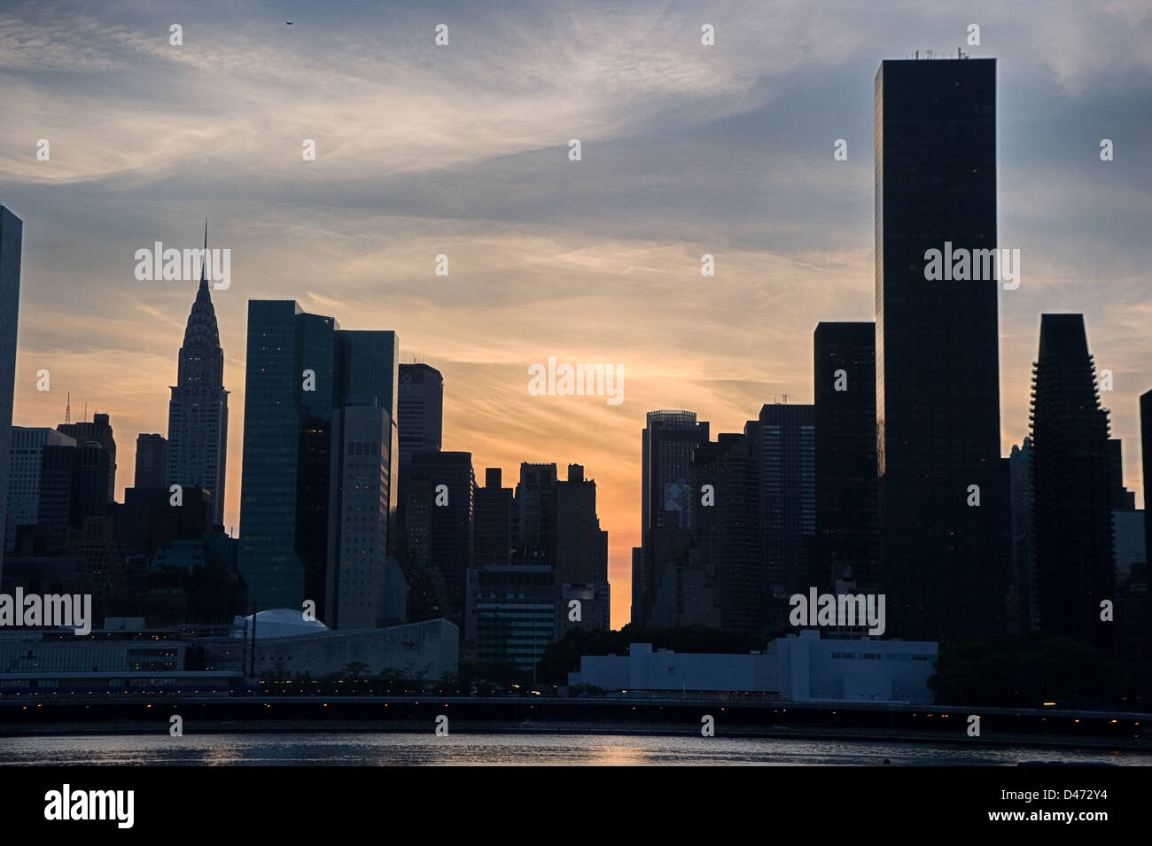 Die New Yorker Skyline mit dem Chrysler Building bei Sonnenuntergang betrachtet vom East River bei Sonnenuntergang Stockfoto