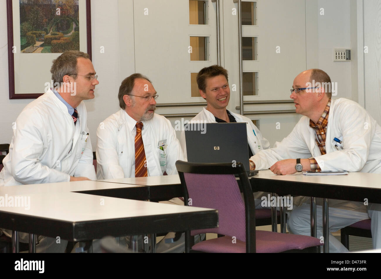 Eine regelmäßige Morgen Konferenz zwischen Ärzten und Studenten. Stockfoto