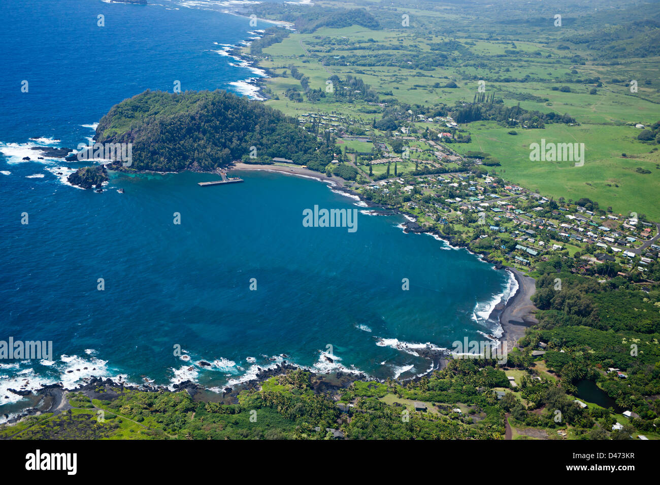 Hana-Bucht an der nordöstlichen Küste von Maui und die Stadt Hana, Maui, Hawaii. Stockfoto