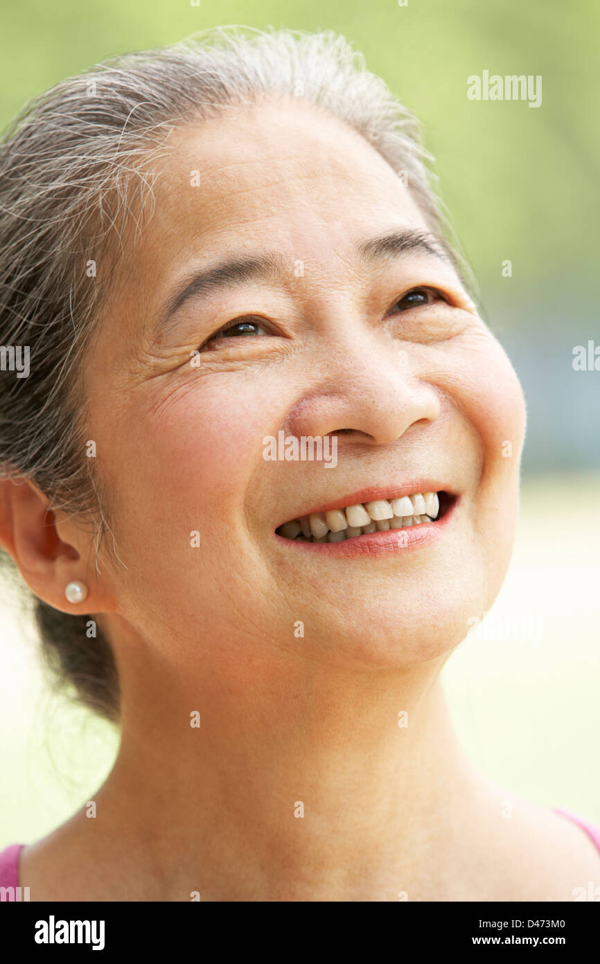Kopf und Schultern Porträt von attraktiven Senior Chinesin Stockfoto
