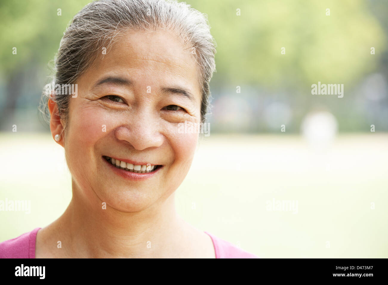 Kopf und Schultern Porträt von attraktiven Senior Chinesin Stockfoto