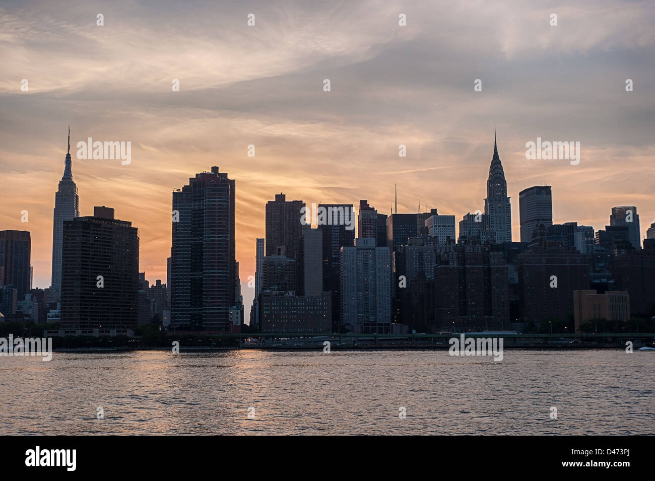 Silhouette Skyline von New York mit dem Empire State & Chrysler Building über East River nach Sonnenuntergang. Stockfoto