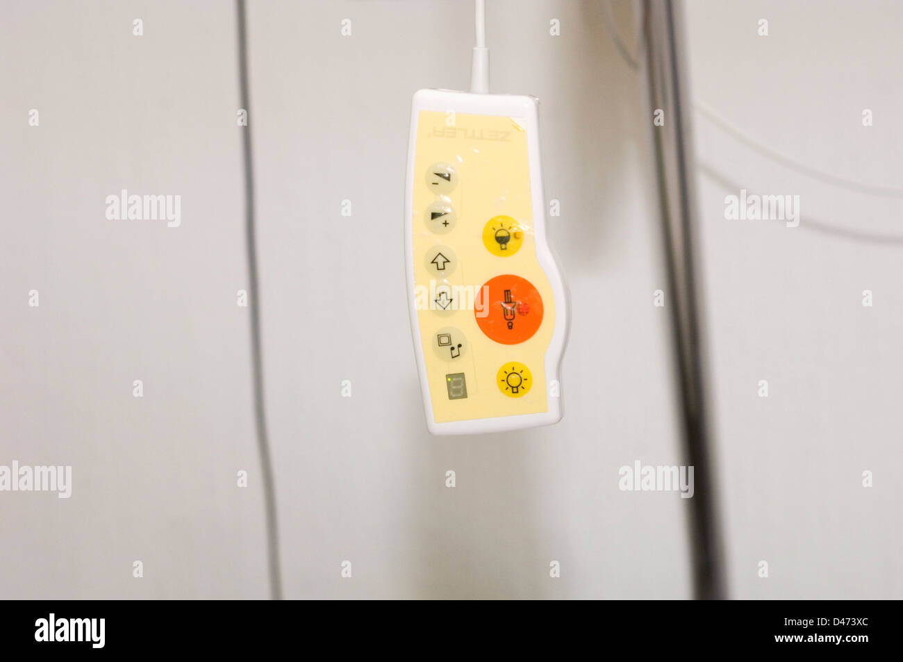Ein elektronisches Gerät, die Höhe von einem Krankenhausbett und Lichter zu kontrollieren. Stockfoto