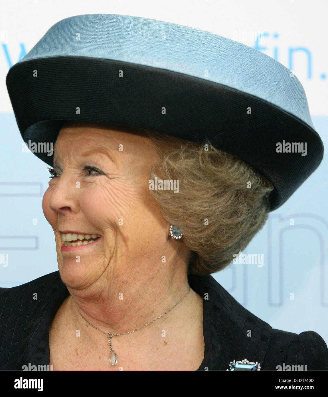 Niederländischen Königin Beatrix eröffnet offiziell das renovierte Finanzministerium in den Haag, die Niederlande, 12. März 2009. Architekt Jeroen van Schooten verlieh dem Gebäude ein modernes und repräsentatives neues Gesicht mit einem Wintergarten, Atrium und einer Doppel-Haut-Fassade. Foto: Albert Philip van der Werf (Niederlande) Stockfoto