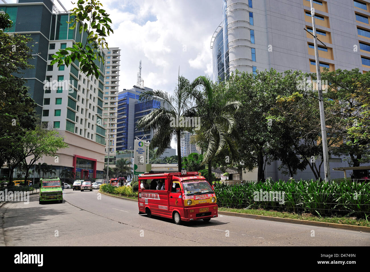 Jeepneys auf Mindanao Avenue Cebu City Philippinen Stockfoto