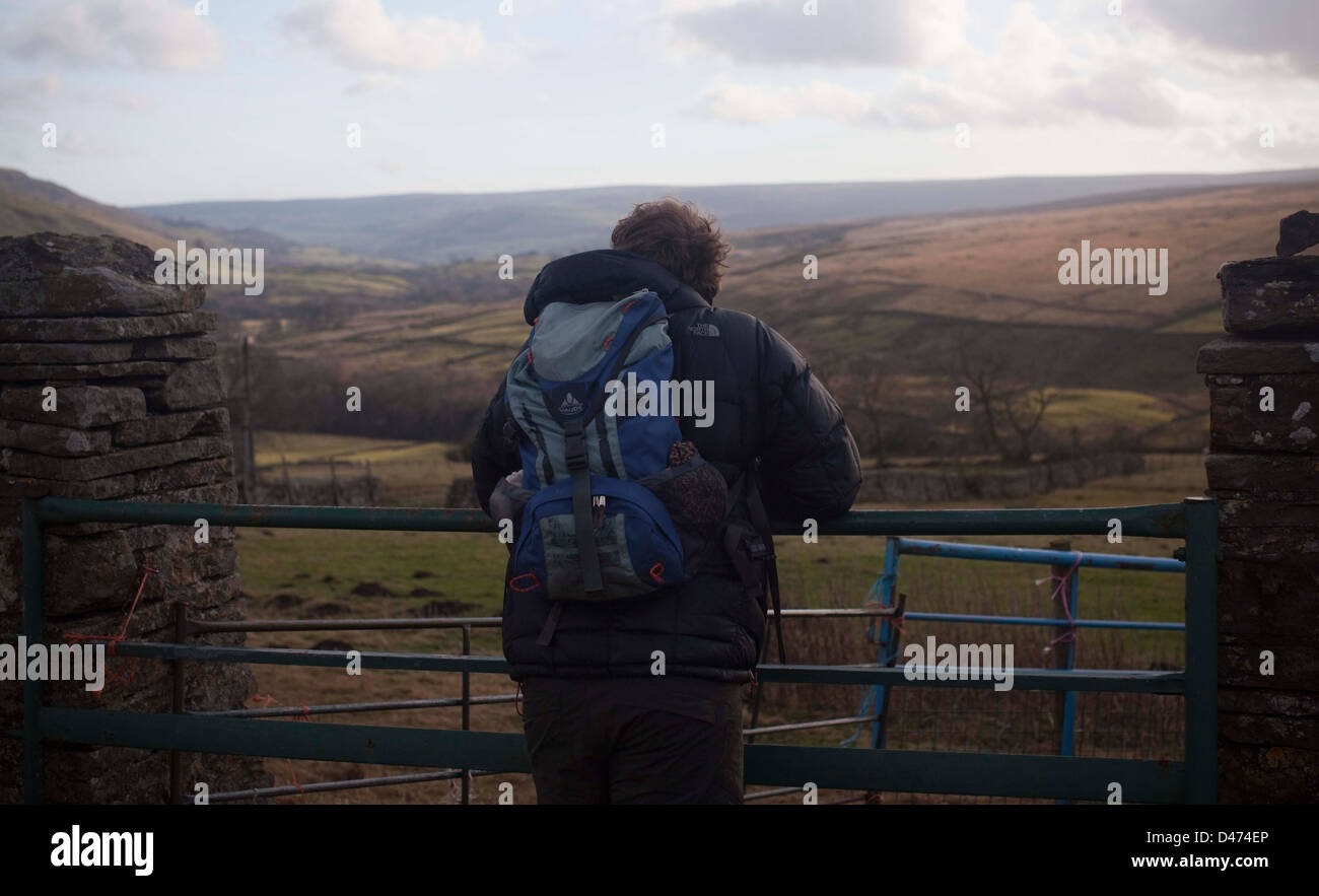 Walker in Ruhe mit Blick North Yorkshire nationalen Parl Stockfoto