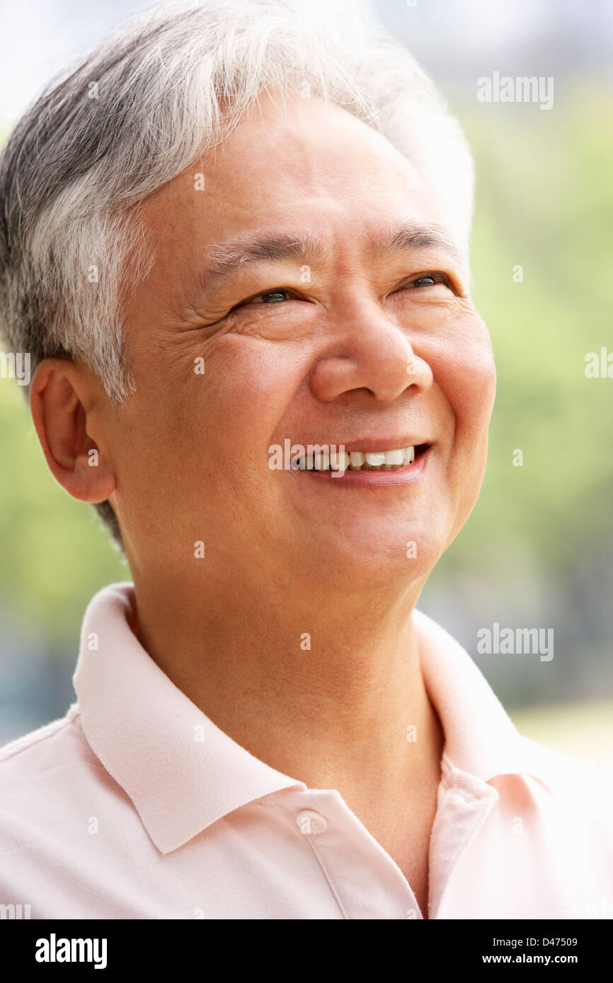 Kopf und Schultern Porträt des Senior chinesischer Mann Stockfoto