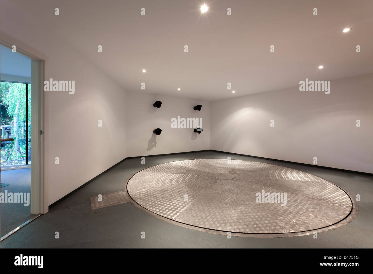 Private Haus Garten Erweiterung, London, Vereinigtes Königreich. Architekt: MacArchitect, 2012. Fahrrad-Halter und Auto-Drehscheibe. Stockfoto