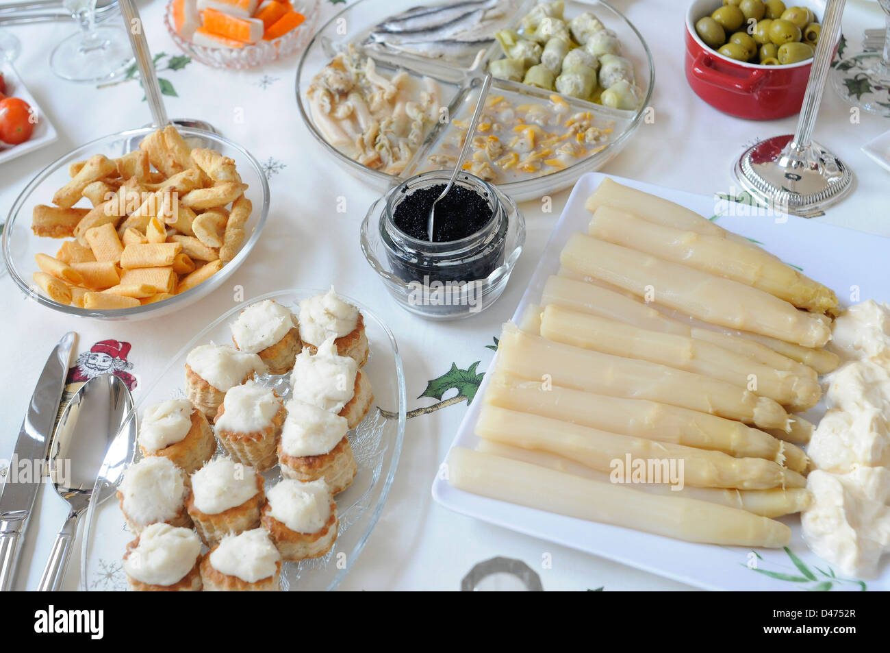 Weihnachten gelegt Tisch Vorspeise Snack Aperitif Oliven Herzmuscheln Artischocken, Vol au Vent mit Kabeljau Spargel mit Mayonnaise, Kaviar Stockfoto