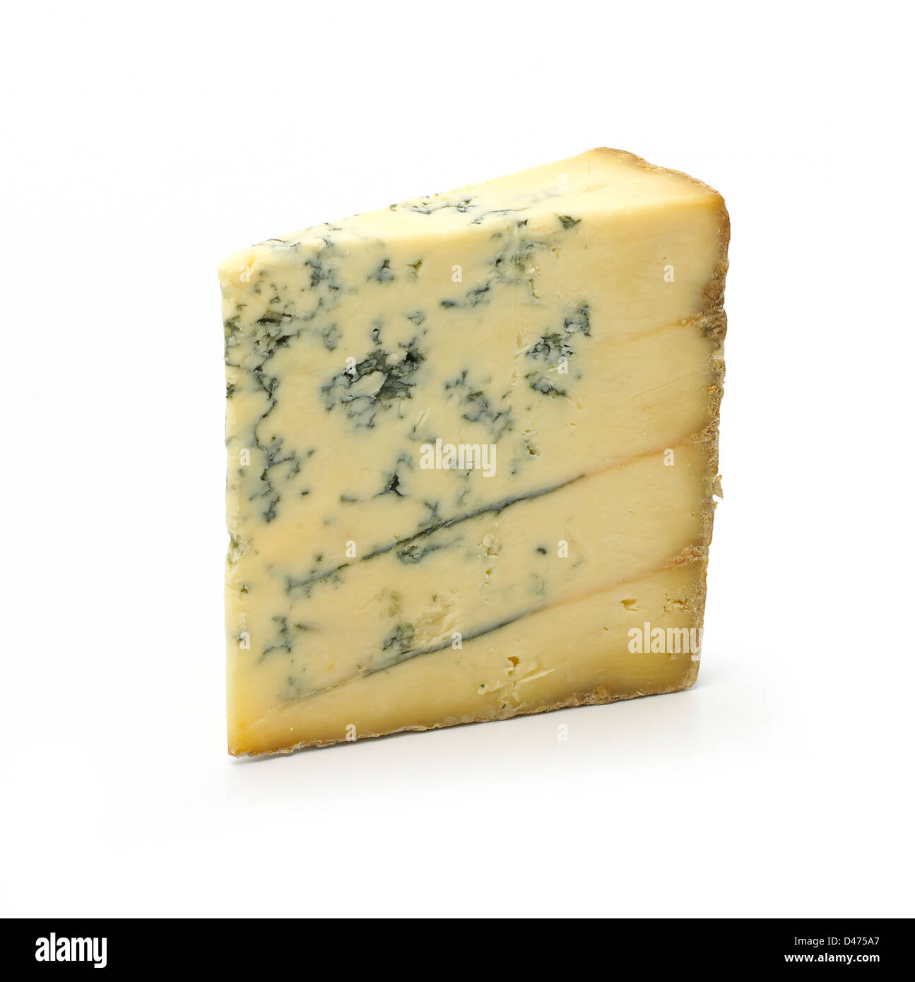 Block von Stilton Käse schneiden aus weißem Hintergrund Stockfoto