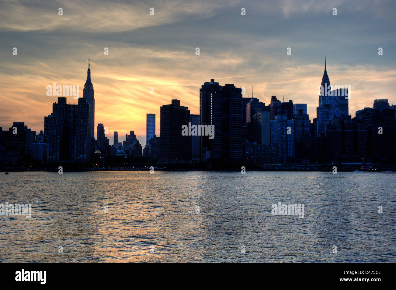 Silhouette Skyline von New York mit dem Empire State & Chrysler Building über East River nach Sonnenuntergang. Stockfoto