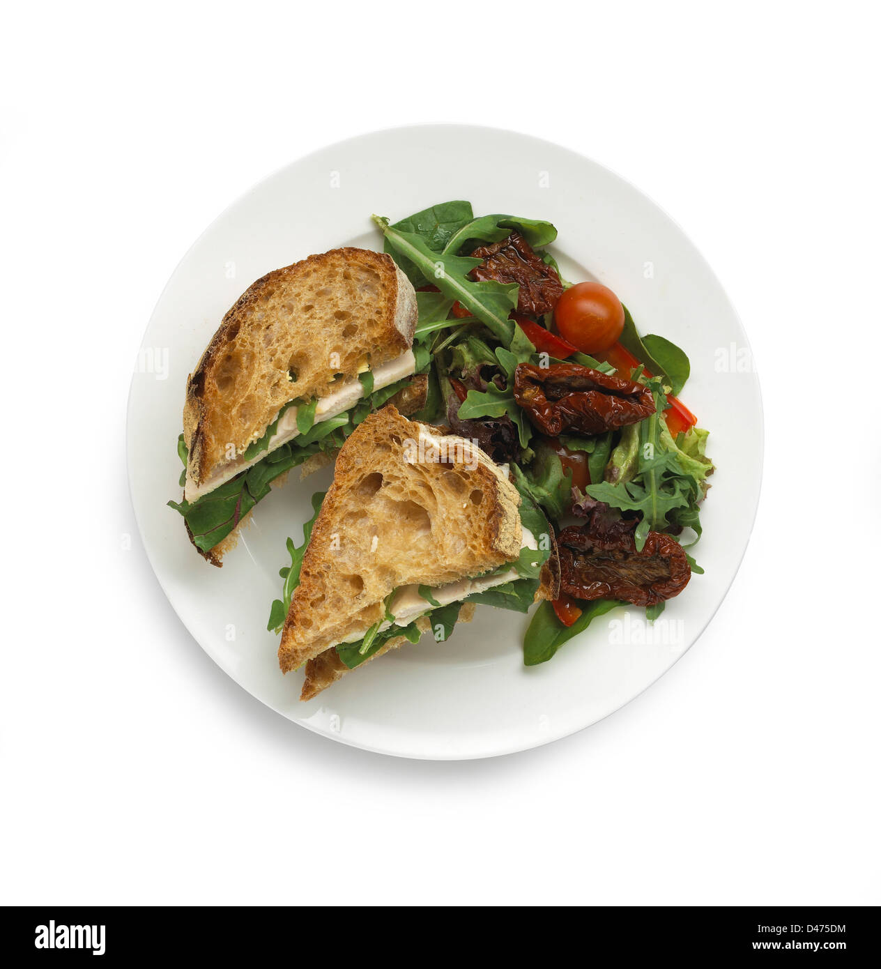 Platte mit zwei Sandwiches und gemischtem Salat schneiden aus weißem Hintergrund Stockfoto
