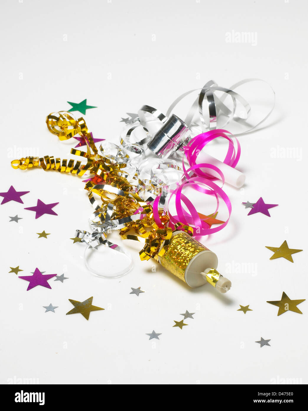 Party Poppers mit Inhalt weißen Hintergrund ausschneiden Stockfoto