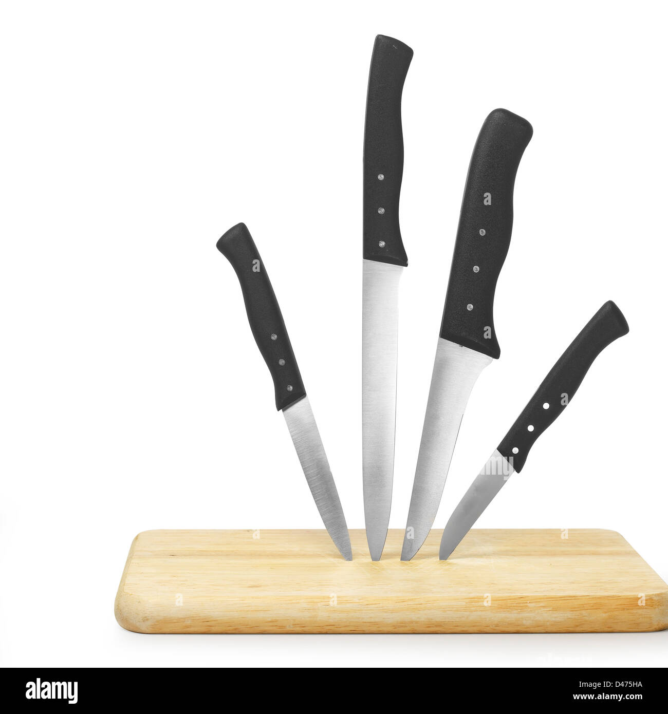 Satz von vier verschiedenen Größe Messer mit Holzbrett weißen Hintergrund ausschneiden Stockfoto