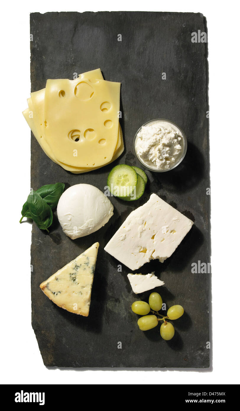Schiefer Käse vom Brett mit Auswahl an Käse schneiden Sie auf weißem Hintergrund Stockfoto