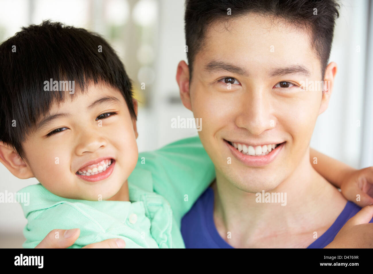 Kopf und Schultern Porträt des chinesischen Vater und Sohn Stockfoto