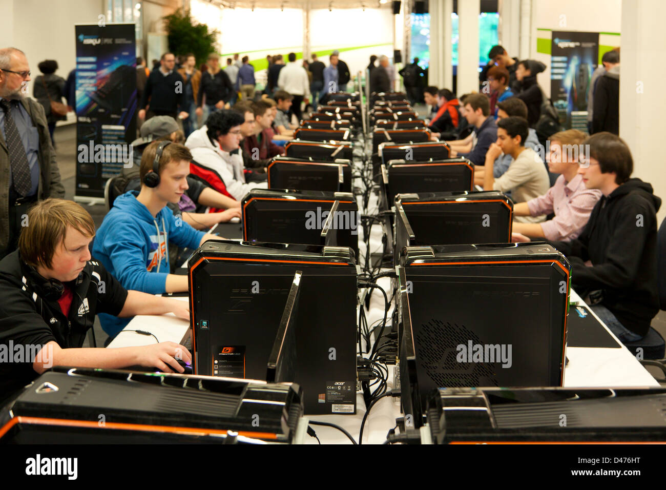 Junge Besucher der Fachmesse CeBIT 2013 in Hannover spielen Multiplayer-Spiel Stockfoto
