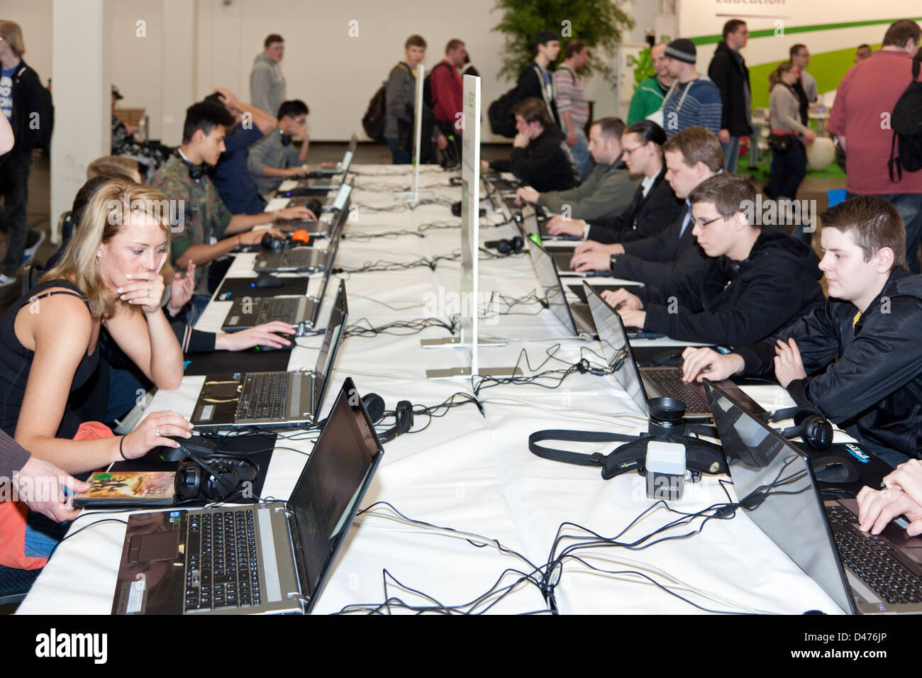 Junge Besucher der CeBIT 2013 Messe neue Computerspiele ausprobieren Stockfoto