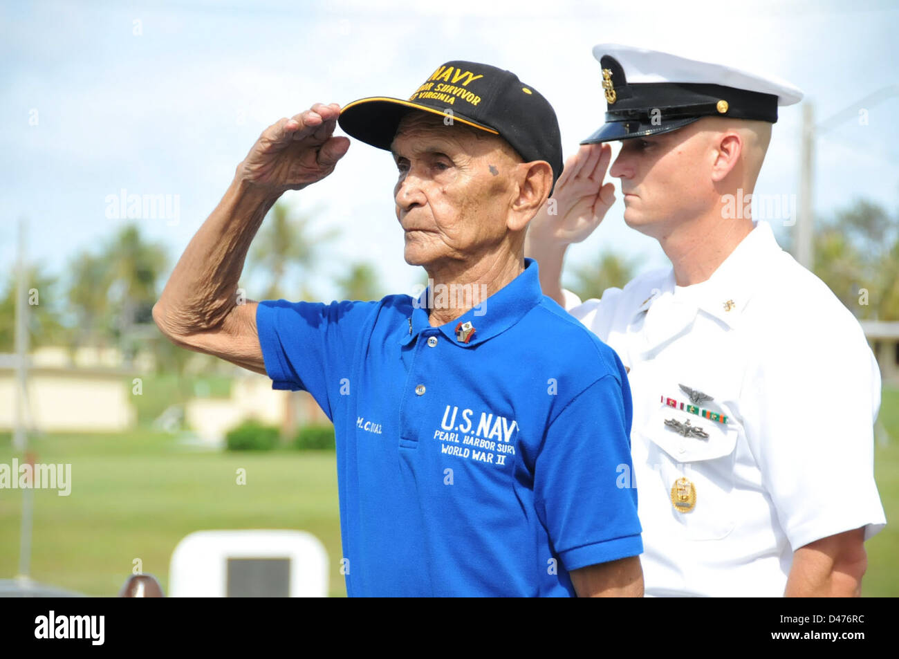 Veteran des Zweiten Weltkriegs und ein Seemann grüßen einen Kranz während einer Zeremonie zum Gedenken an den 69. Jahrestag der Schlacht von Midway Stockfoto